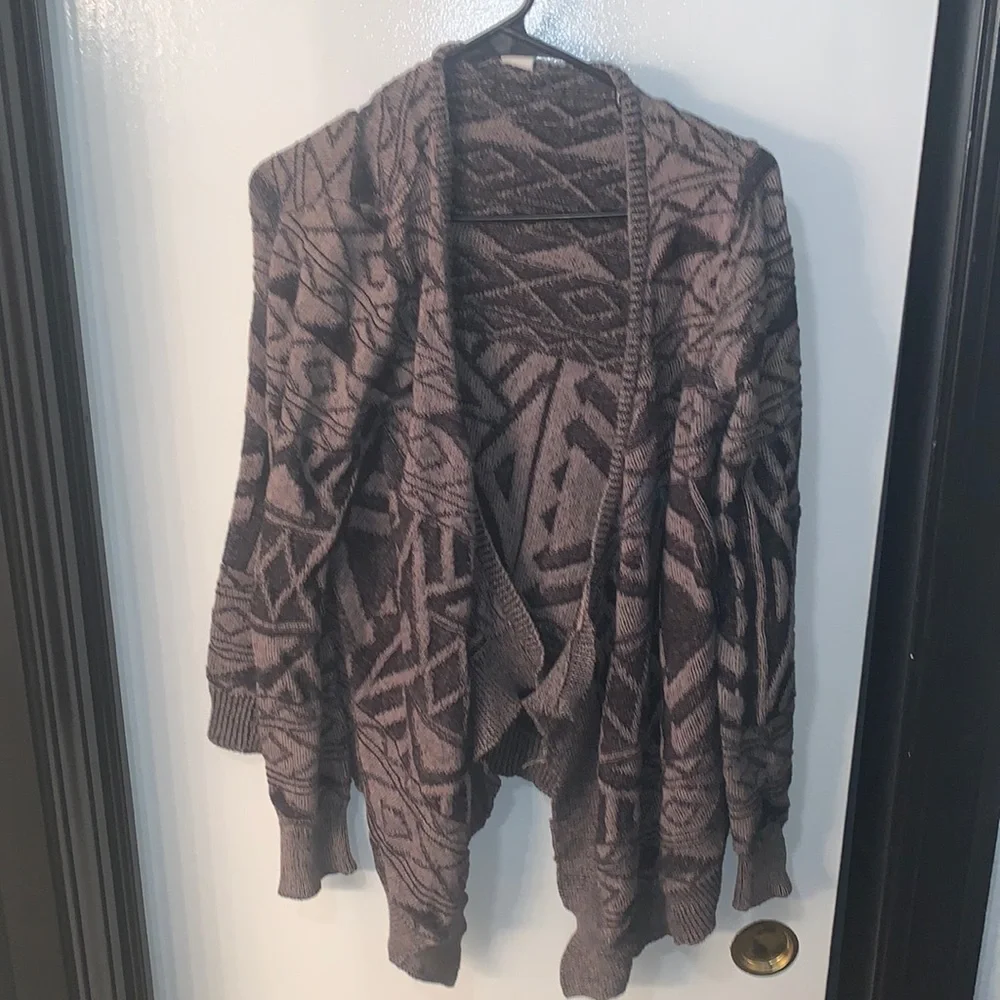 Wild Pearl Aztec Gray/Black Cardigan in Size Large - Picture 2 of 4